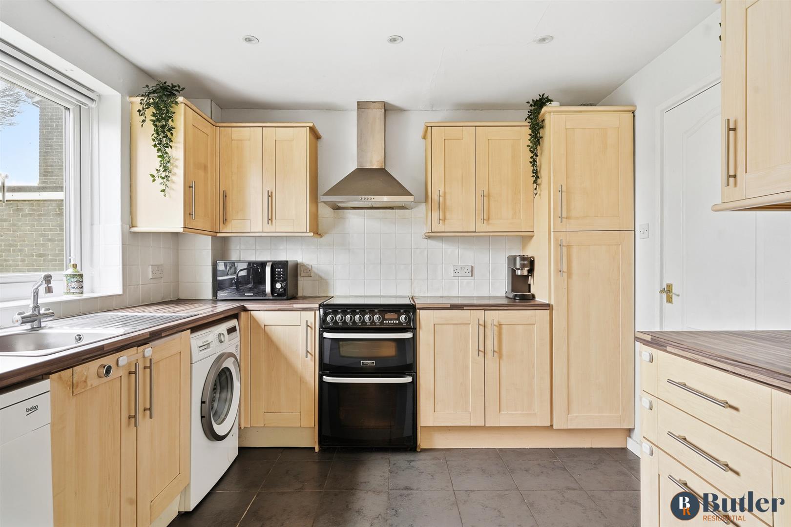 3 bed semi-detached house for sale in Lymington Road, Stevenage  - Property Image 4