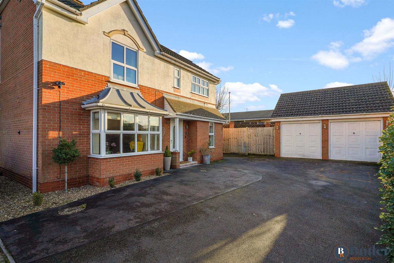 4 bed detached house for sale in Montgomery Avenue, Shefford - Property Image 1