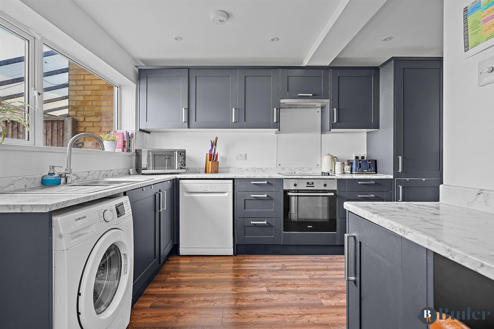 3 bed end of terrace house for sale in Green Close, Stevenage 12