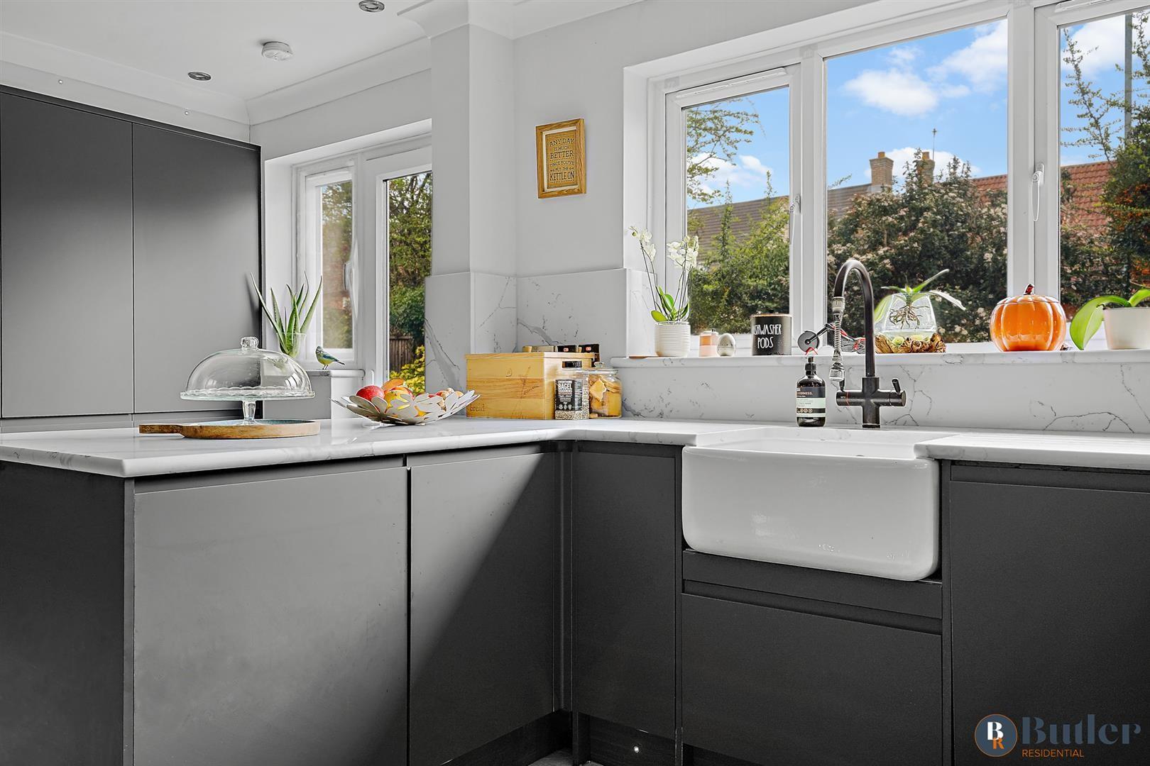 5 bed detached house for sale in Baldock Road, Hitchin 9