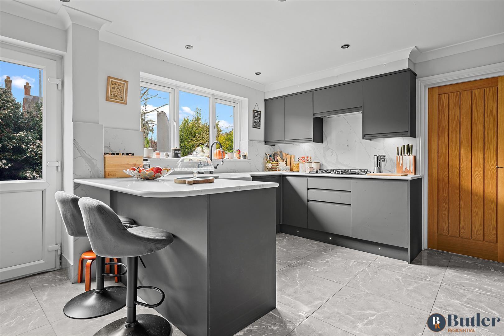 5 bed detached house for sale in Baldock Road, Hitchin 2