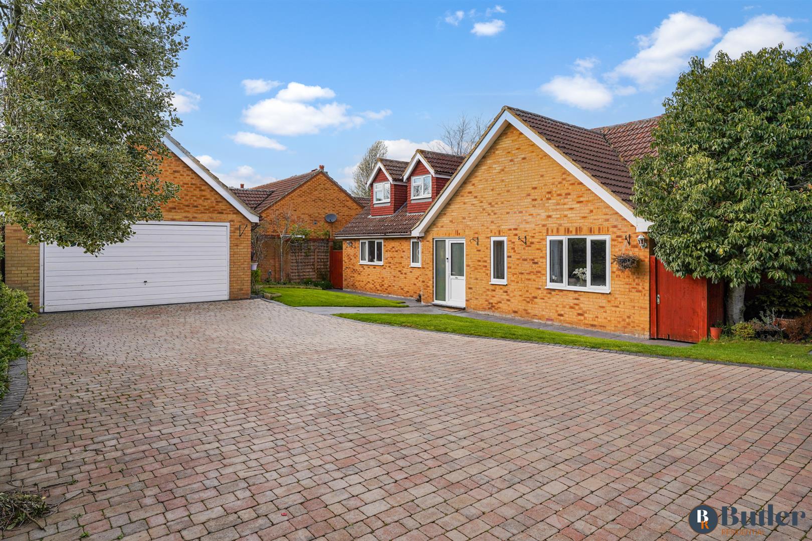 5 bed detached house for sale in Baldock Road, Hitchin - Property Image 1