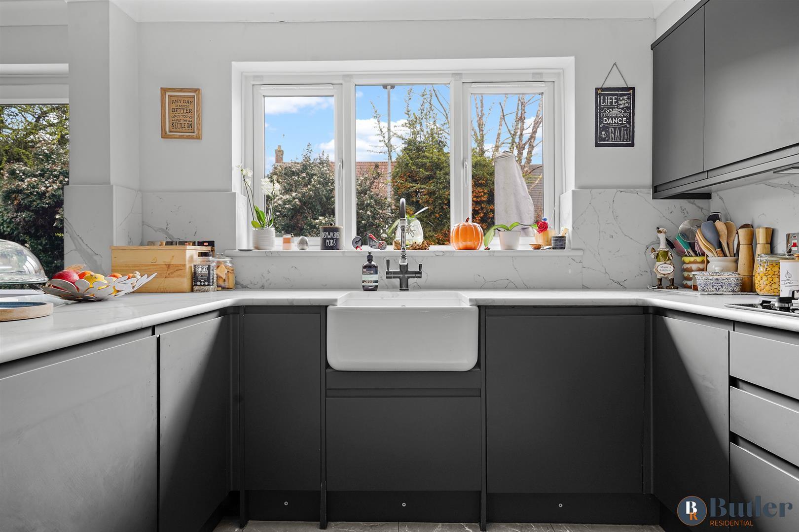 5 bed detached house for sale in Baldock Road, Hitchin  - Property Image 11