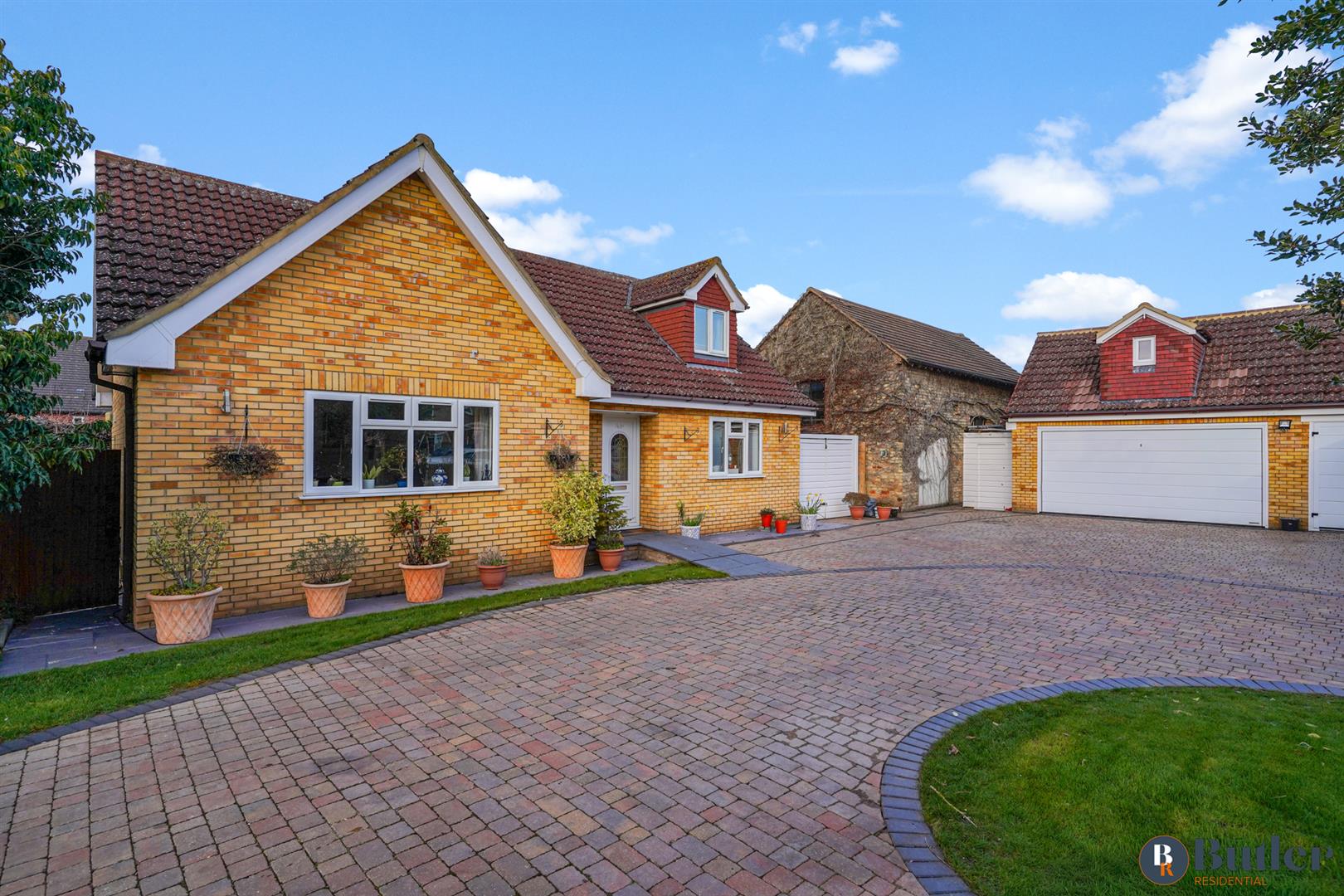 3 bed detached house for sale in Baldock Road, Hitchin - Property Image 1
