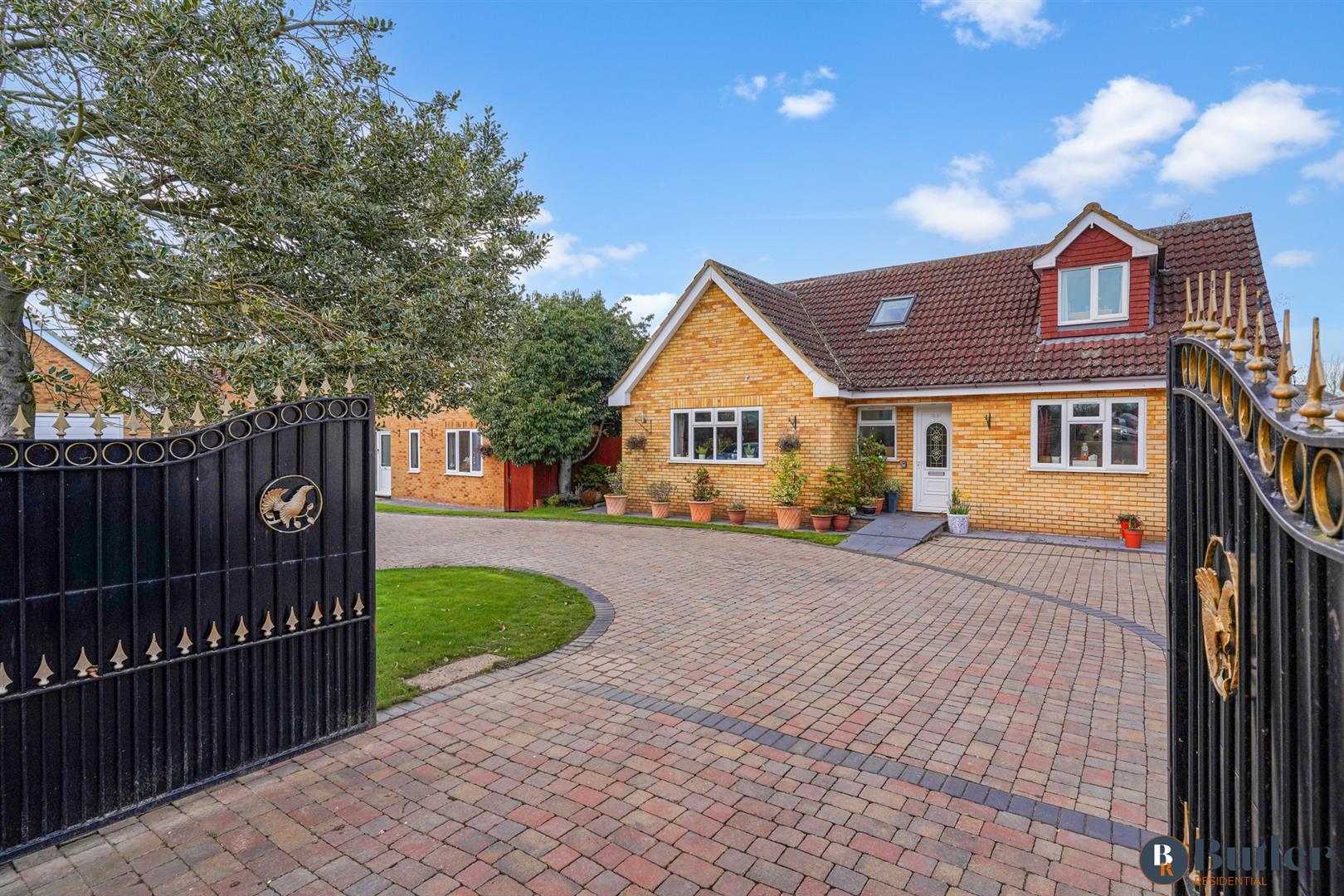 8 bed detached house for sale in Baldock Road, Hitchin  - Property Image 4
