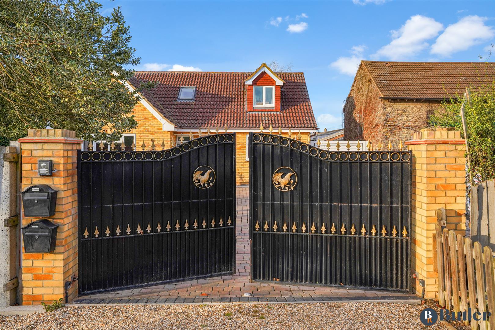8 bed detached house for sale in Baldock Road, Hitchin  - Property Image 3