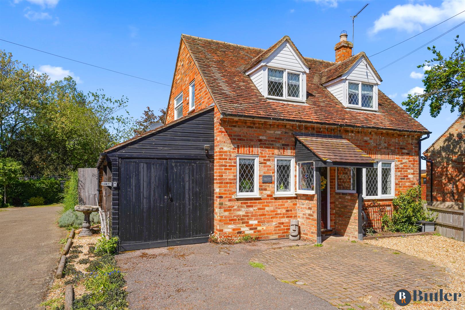 2 bed detached house for sale in Bakers Lane, Sandy - Property Image 1