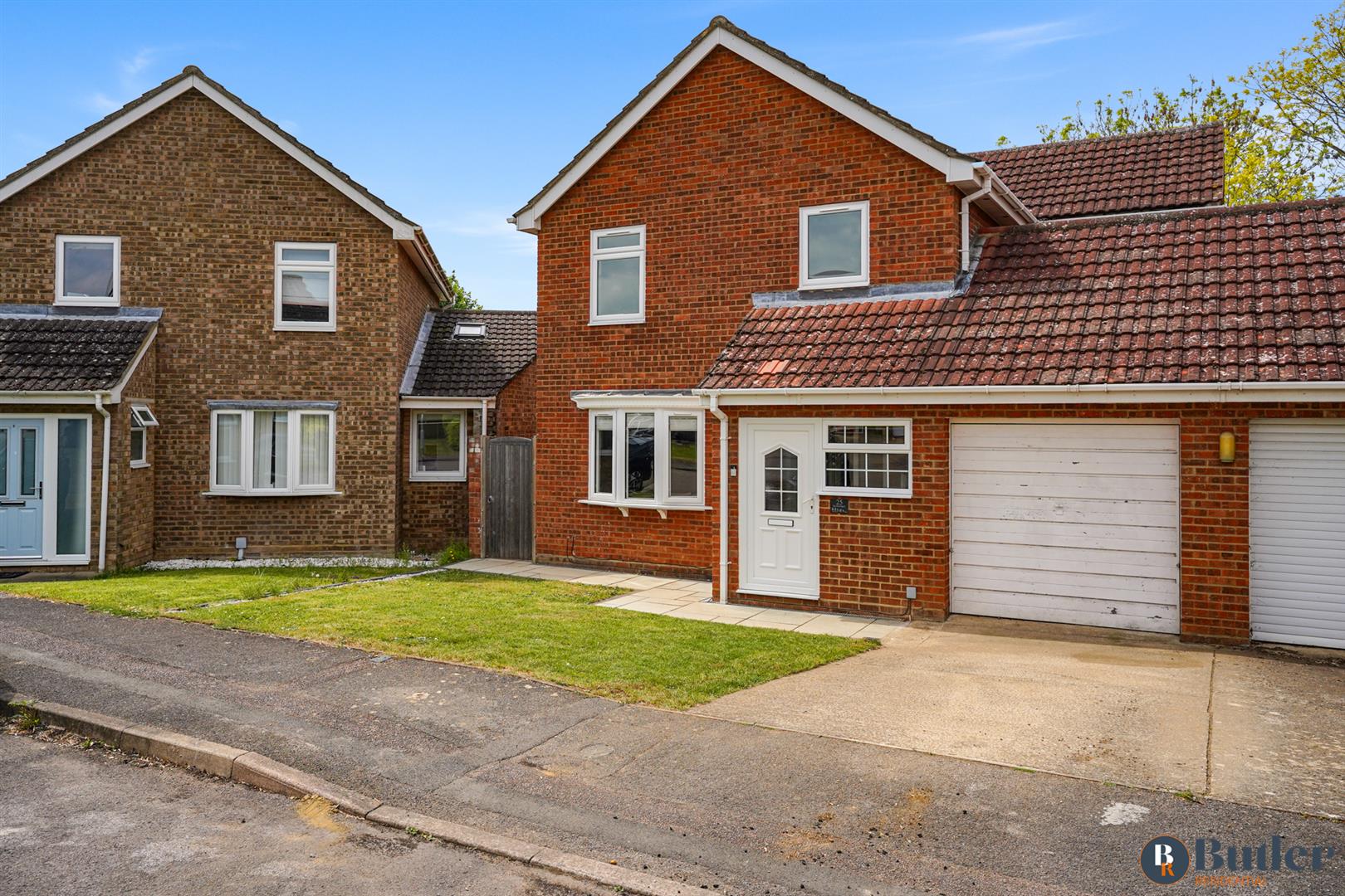 4 bed link detached house for sale in Edinburgh Drive, St. Neots - Property Image 1