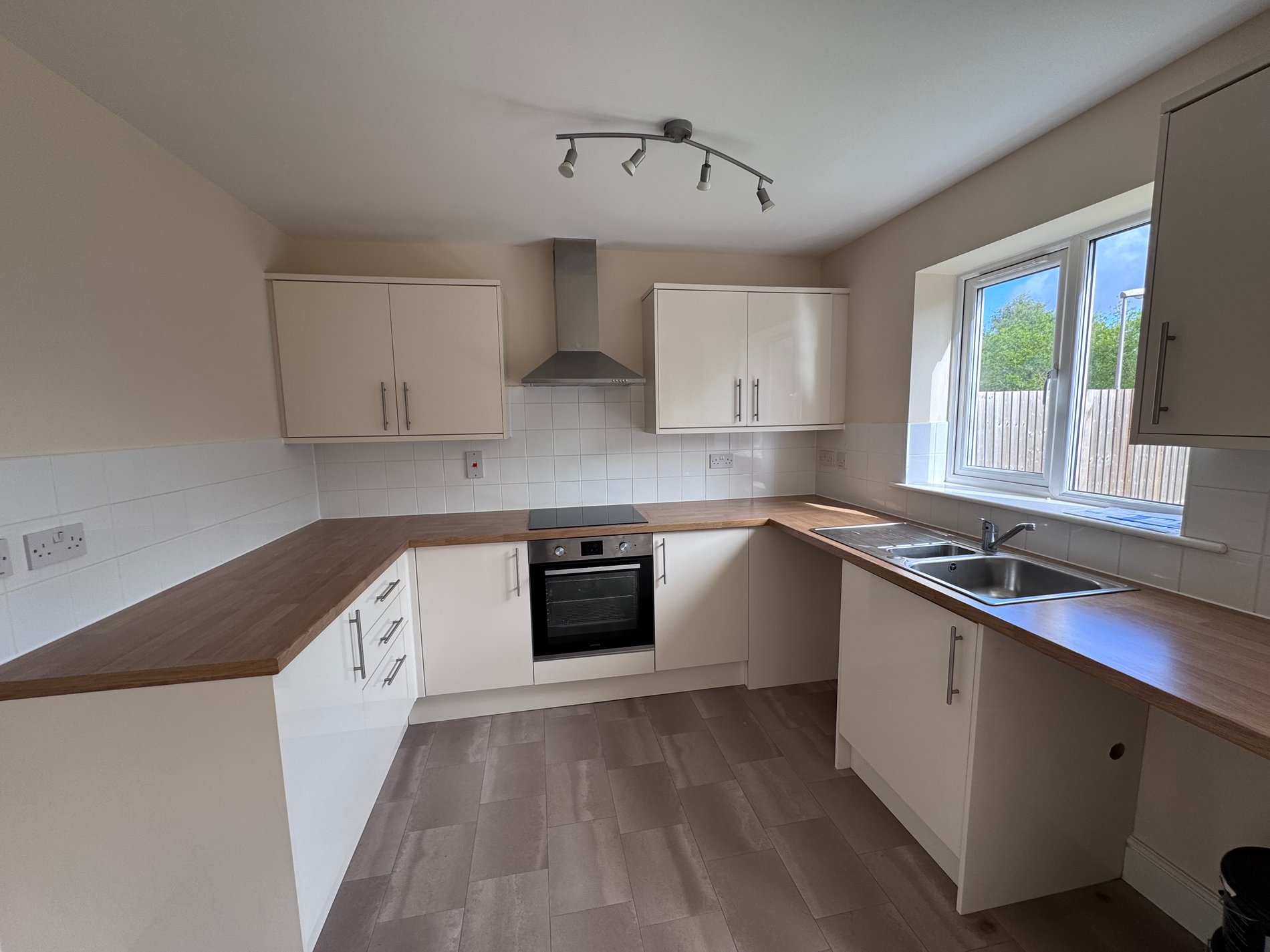 3 bed town house to rent in Faraday Close, Ollerton, NG22  - Property Image 4