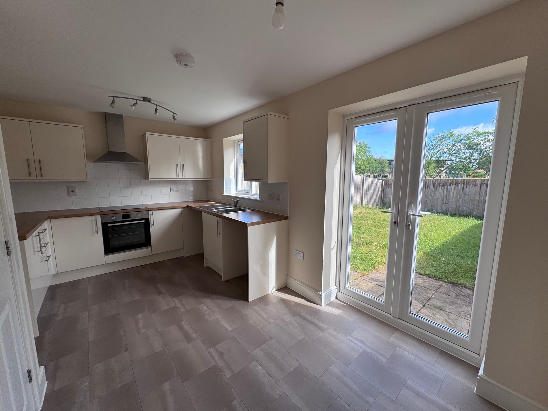 3 bed town house to rent in Faraday Close, Ollerton, NG22  - Property Image 5