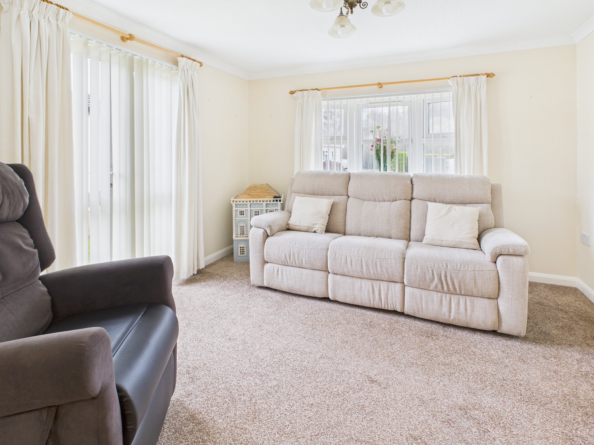 2 bed for sale in Fairholme Park, Ollerton, NG22  - Property Image 4