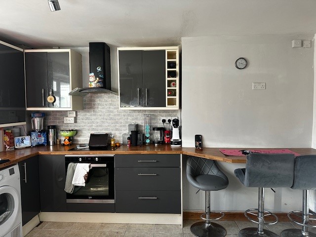 3 bed terraced house for sale in Stuart Avenue, New Ollerton, NG22  - Property Image 3