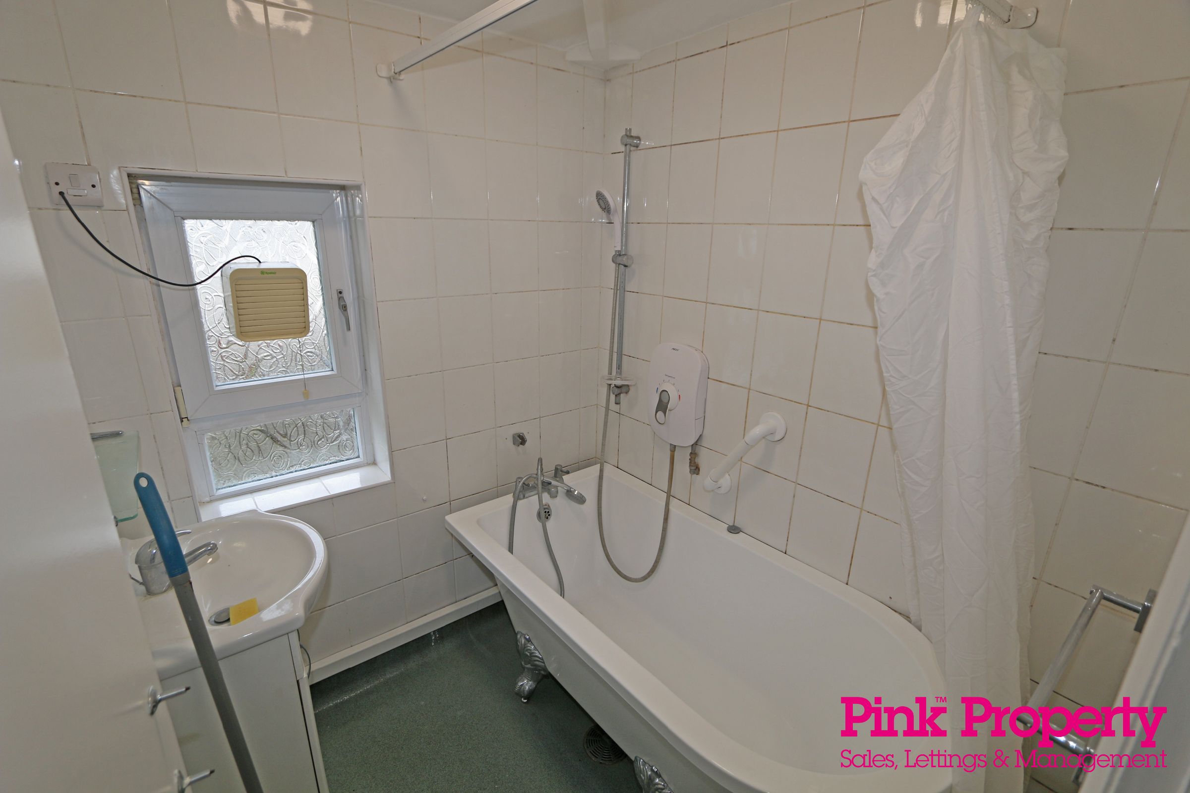 3 bed semi-detached house to rent in Risby Grove, Hull  - Property Image 3