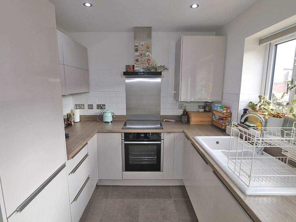 2 bed terraced house to rent in Scotts Square, Hull  - Property Image 5