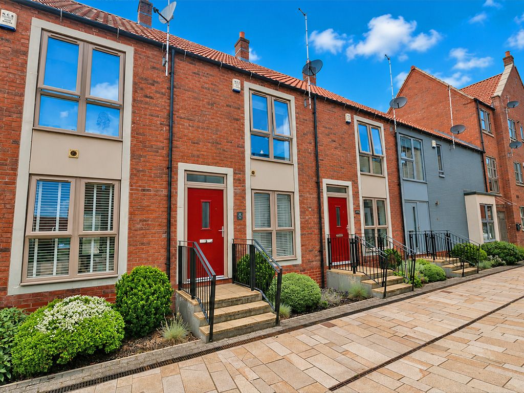 2 bed terraced house to rent in Scotts Square, Hull - Property Image 1
