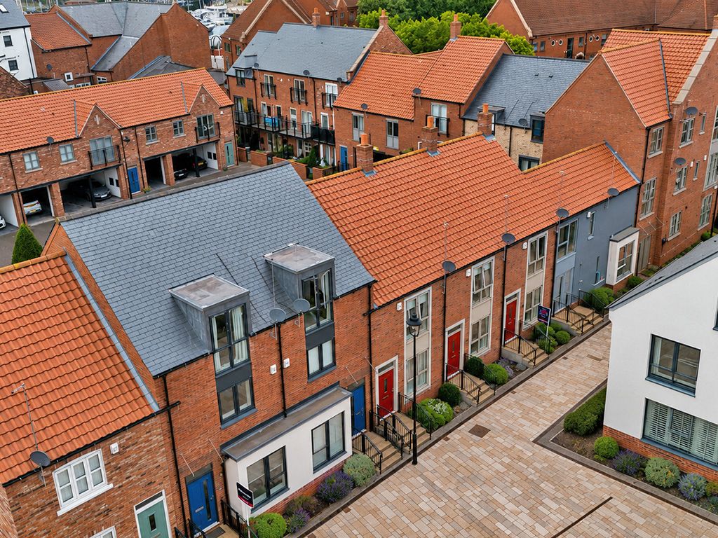 2 bed terraced house to rent in Scotts Square, Hull  - Property Image 2
