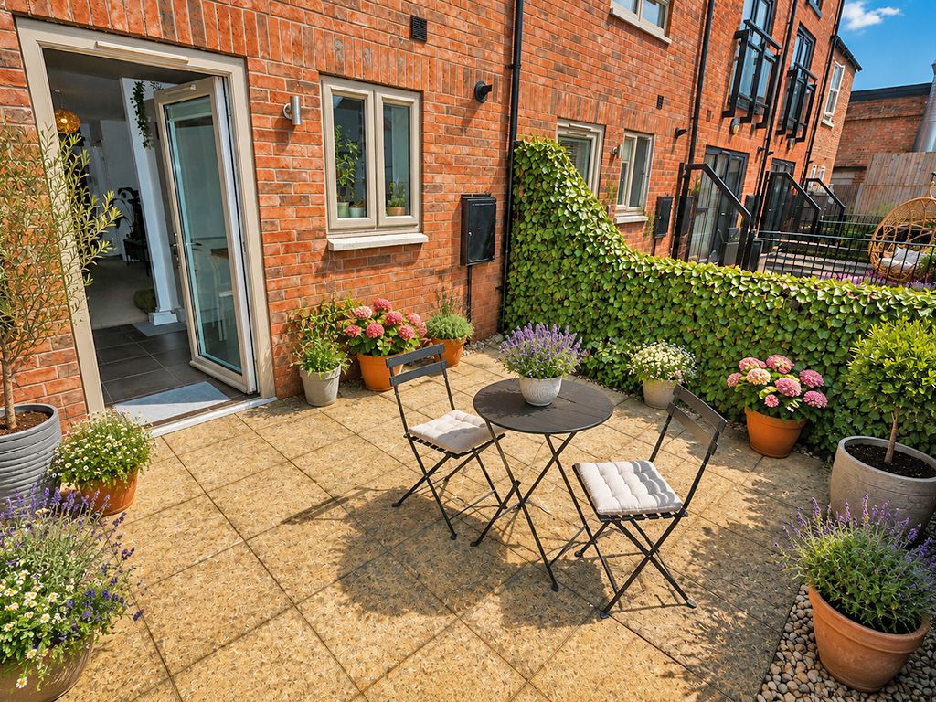 2 bed terraced house to rent in Scotts Square, Hull  - Property Image 13