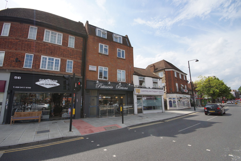 2 bed apartment to rent in Field End Road, Pinner - Property Image 1