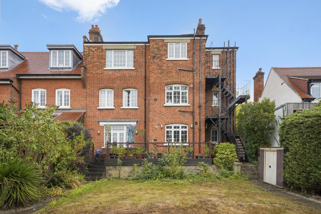 2 bed apartment to rent in Cecil Park, Pinner - Property Image 2
