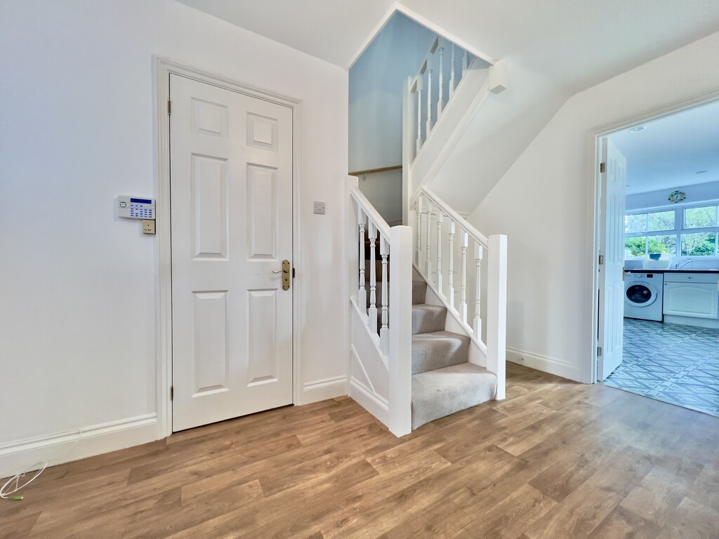 3 bed end of terrace house to rent in Little Oxhey Lane, Watford - Property Image 6