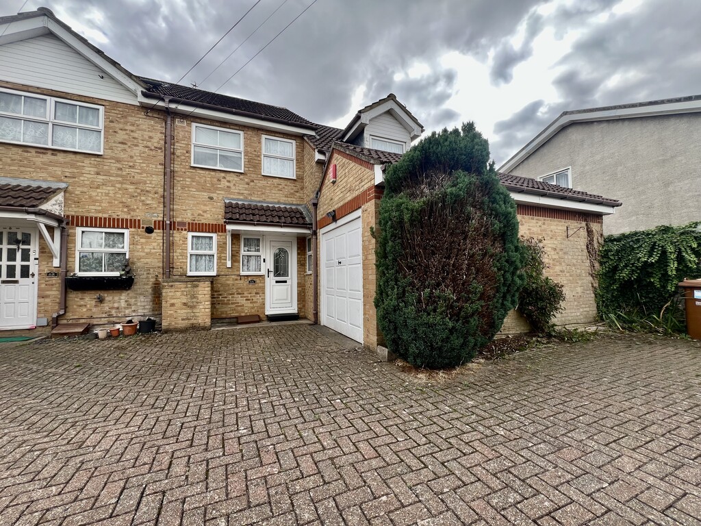 3 bed end of terrace house to rent in Little Oxhey Lane, Watford - Property Image 1