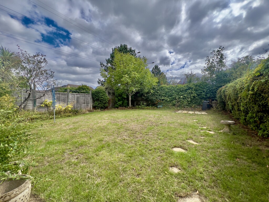 3 bed end of terrace house to rent in Little Oxhey Lane, Watford - Property Image 2