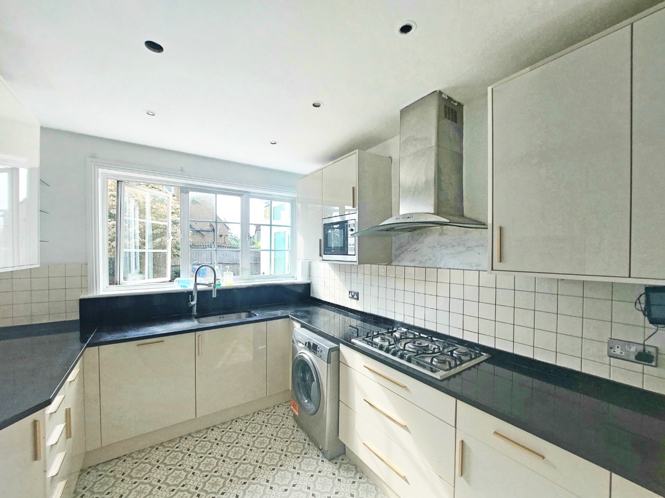 5 bed semi-detached house for sale in Church Drive, Harrow - Property Image 4