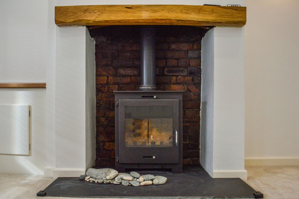 3 bed end of terrace house for sale in End Terraced Home Renovated To High Standard  - Property Image 4