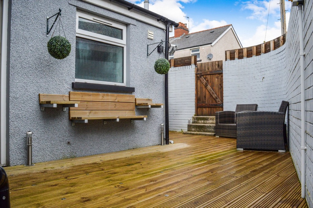 3 bed end of terrace house for sale in End Terraced Home Renovated To High Standard  - Property Image 9