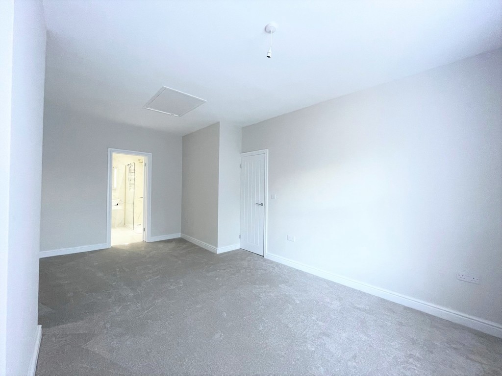 4 bed semi-detached house for sale in Raglan Road, Hengoed - Property Image 6