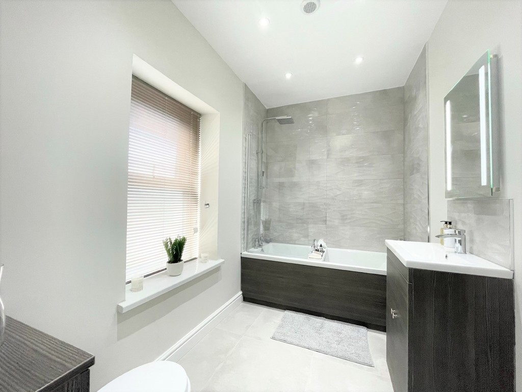4 bed semi-detached house for sale in Raglan Road, Hengoed - Property Image 12