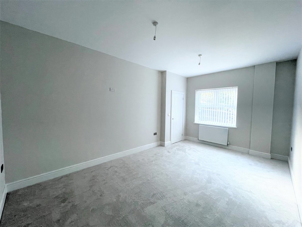 4 bed semi-detached house for sale in Raglan Road, Hengoed - Property Image 5