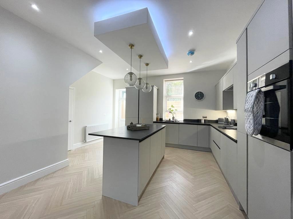 4 bed semi-detached house for sale in Raglan Road, Hengoed - Property Image 2