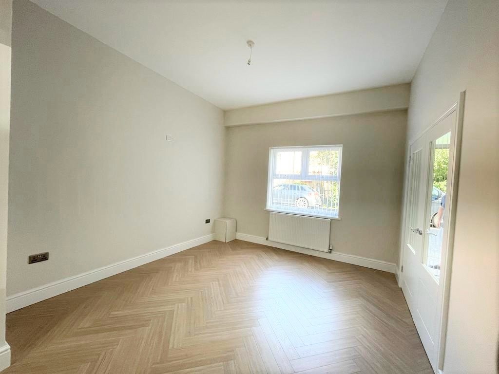 4 bed semi-detached house for sale in Raglan Road, Hengoed - Property Image 4
