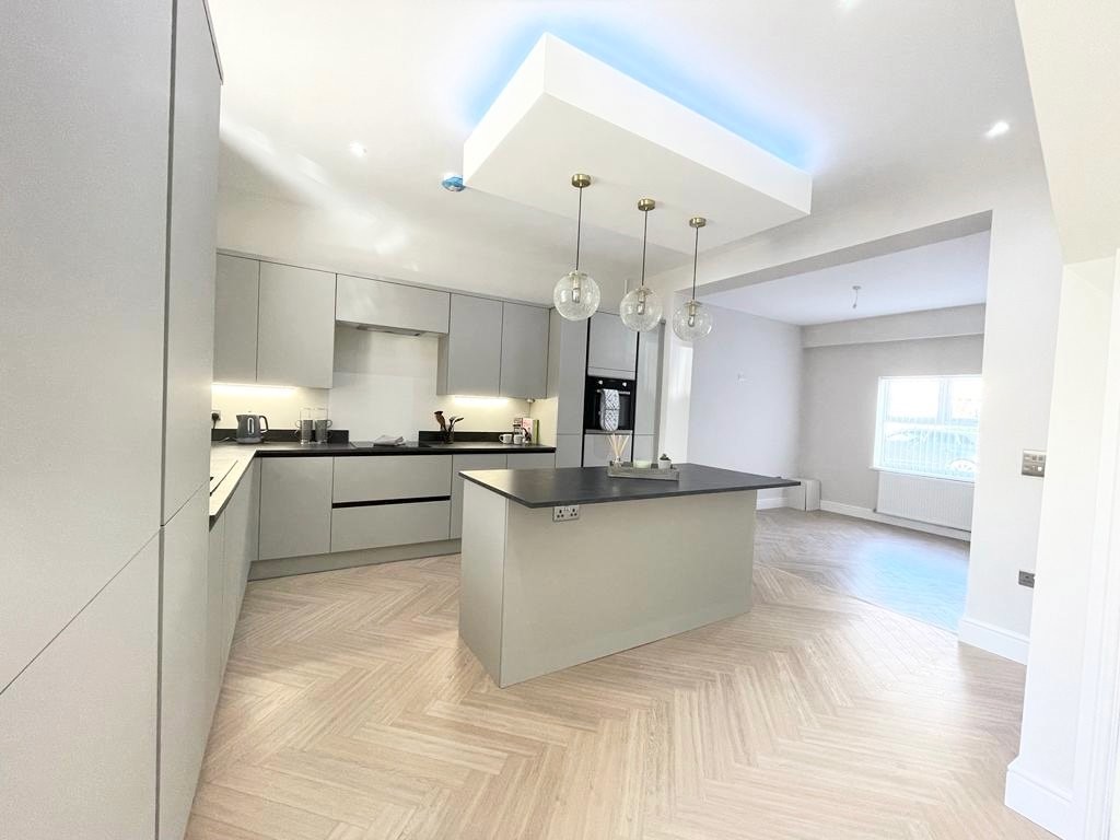 4 bed semi-detached house for sale in Raglan Road, Hengoed - Property Image 3