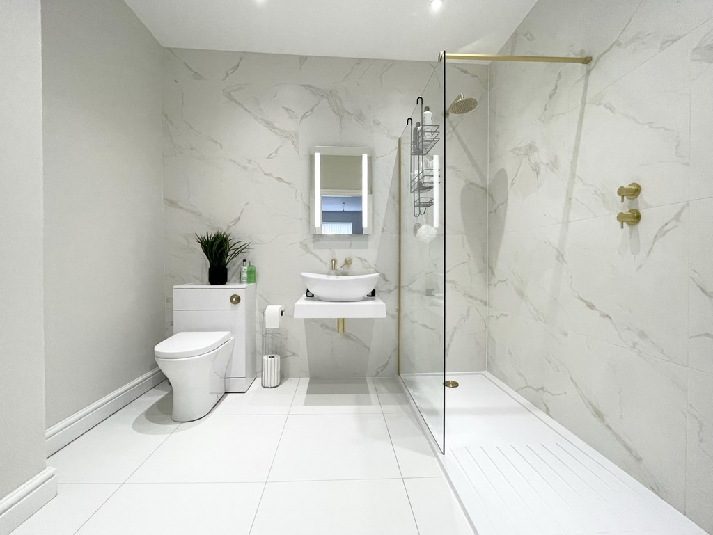 4 bed semi-detached house for sale in Raglan Road, Hengoed - Property Image 9