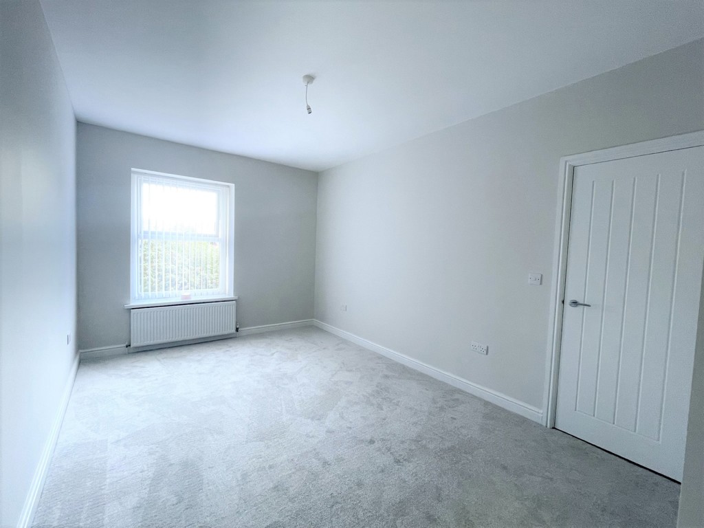 4 bed semi-detached house for sale in Raglan Road, Hengoed - Property Image 10
