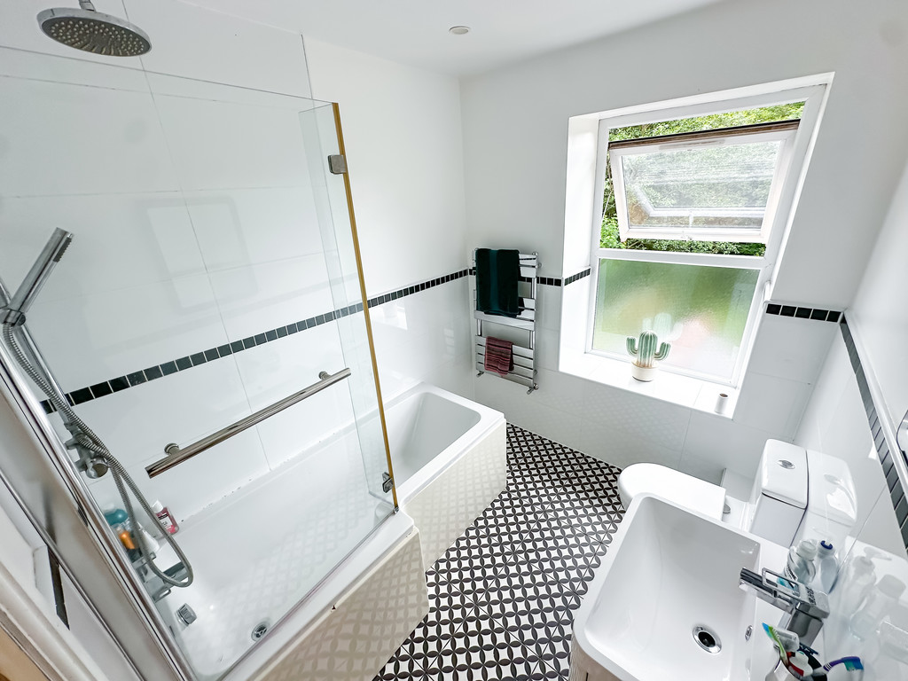 4 bed semi-detached house for sale in Victoria Road, Maesycwmmer - Property Image 19