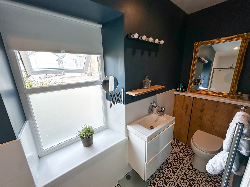 4 bed semi-detached house for sale in Victoria Road, Maesycwmmer - Property Image 14