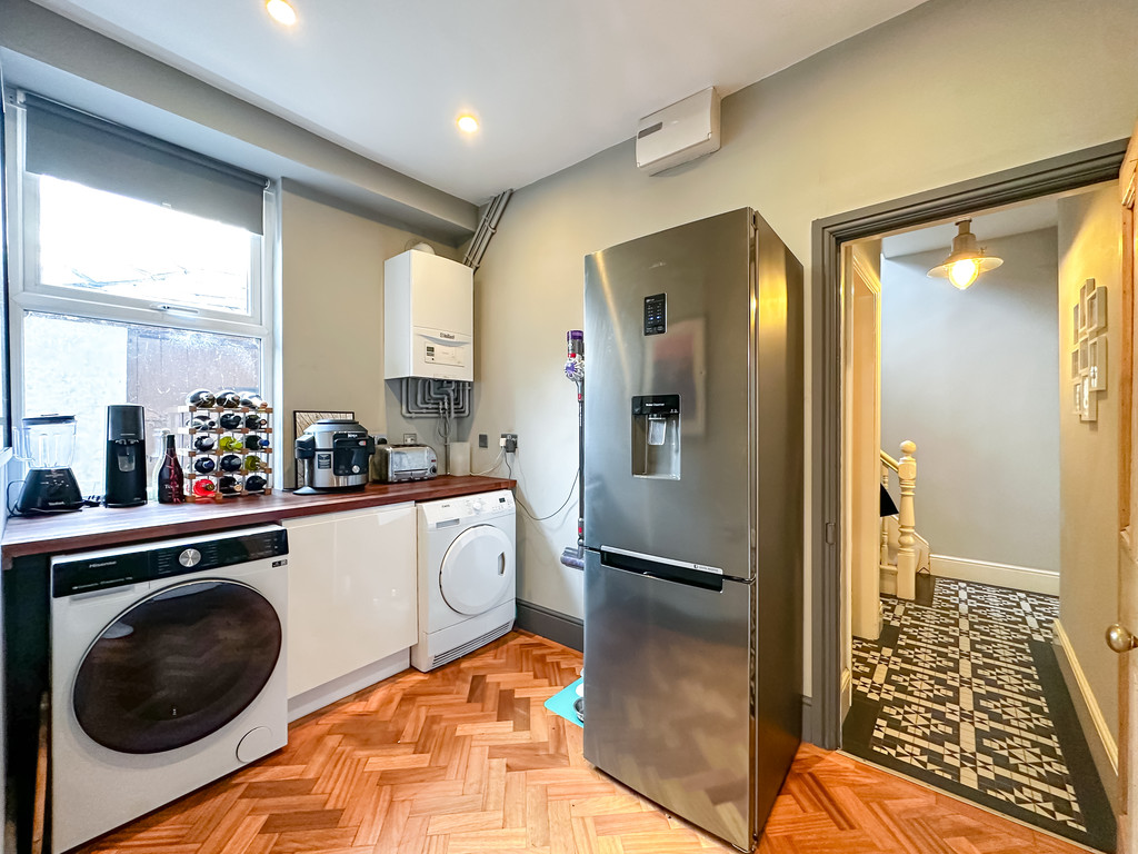 4 bed semi-detached house for sale in Victoria Road, Maesycwmmer - Property Image 10