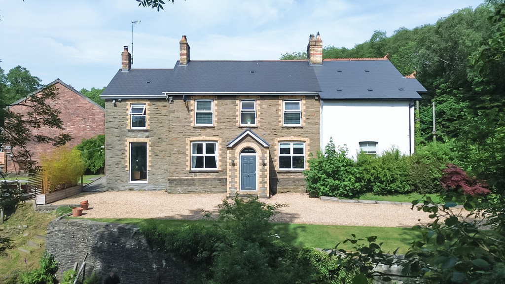 4 bed semi-detached house for sale in Victoria Road, Maesycwmmer - Property Image 2