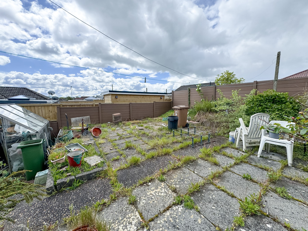 2 bed semi-detached bungalow for sale in Rhos Avenue, Penpedairheol, Hengoed - Property Image 8