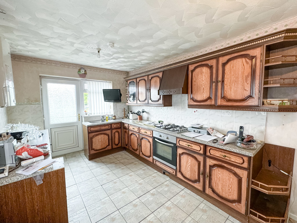 2 bed semi-detached bungalow for sale in Rhos Avenue, Penpedairheol, Hengoed - Property Image 3