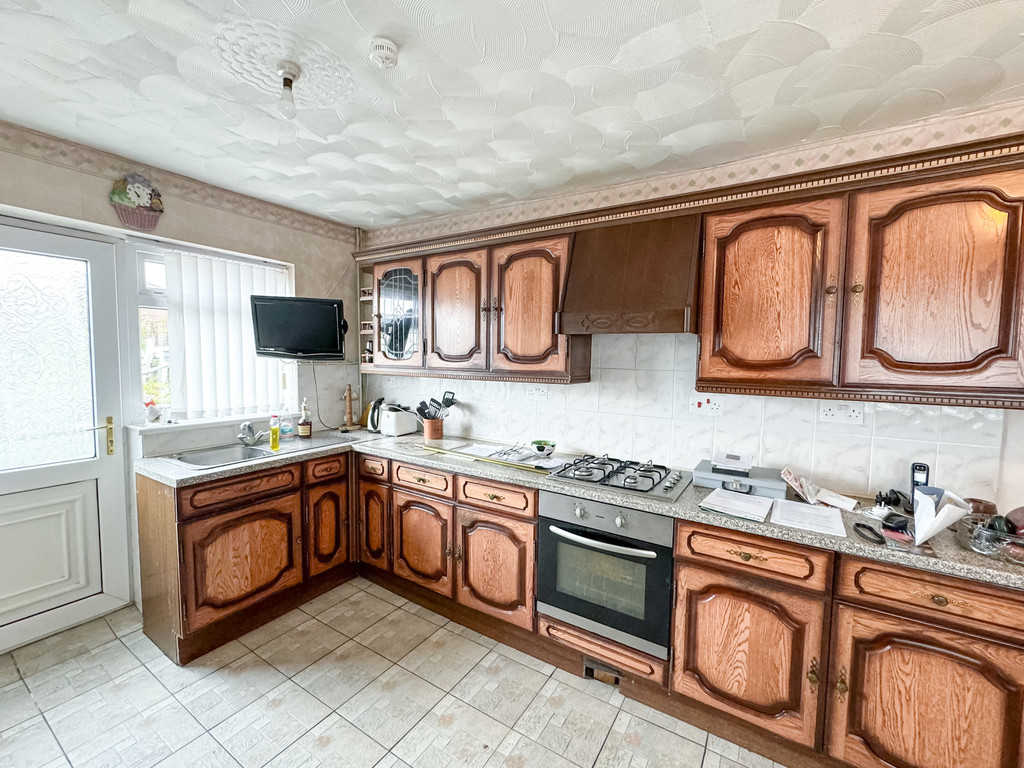 2 bed semi-detached bungalow for sale in Rhos Avenue, Penpedairheol, Hengoed - Property Image 4