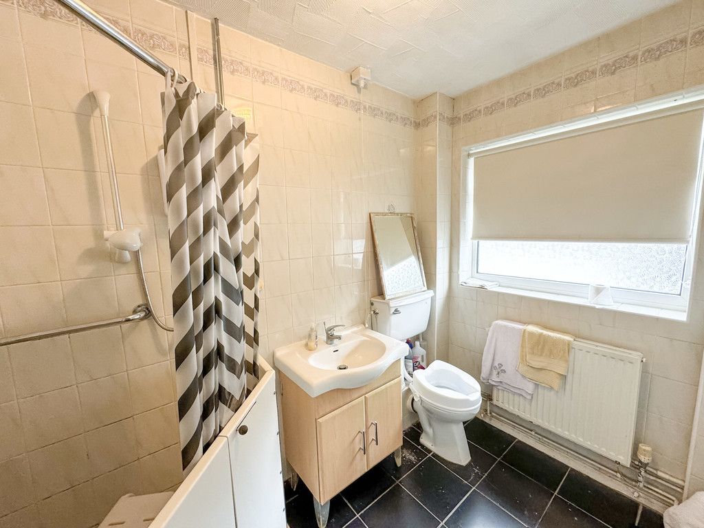 2 bed semi-detached bungalow for sale in Rhos Avenue, Penpedairheol, Hengoed - Property Image 5