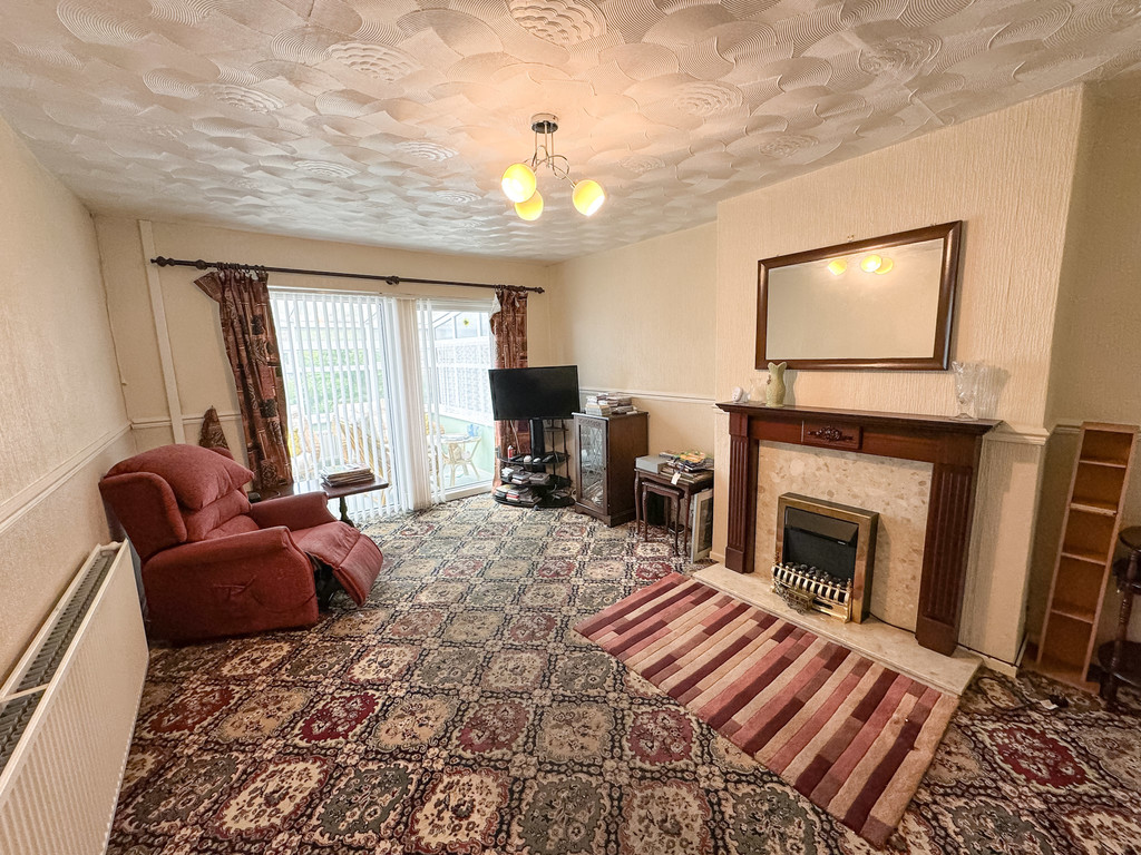 2 bed semi-detached bungalow for sale in Rhos Avenue, Penpedairheol, Hengoed - Property Image 2