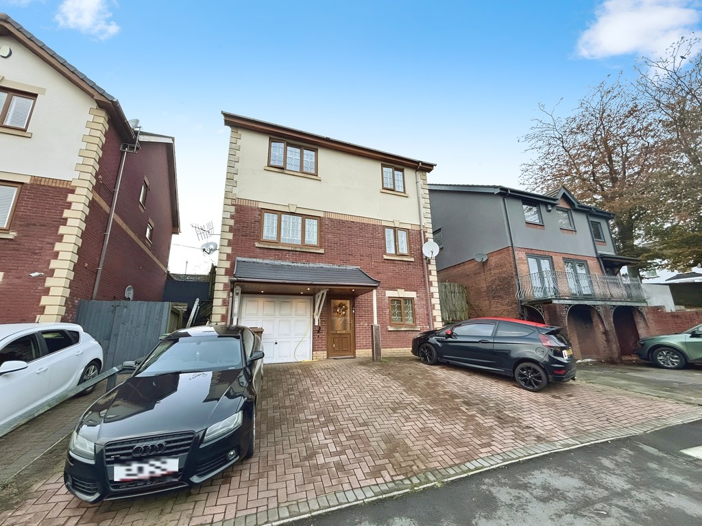 4 bed detached house for sale in Kingswood Close, Hengoed - Property Image 1