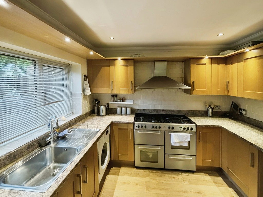 4 bed detached house for sale in Kingswood Close, Hengoed - Property Image 7
