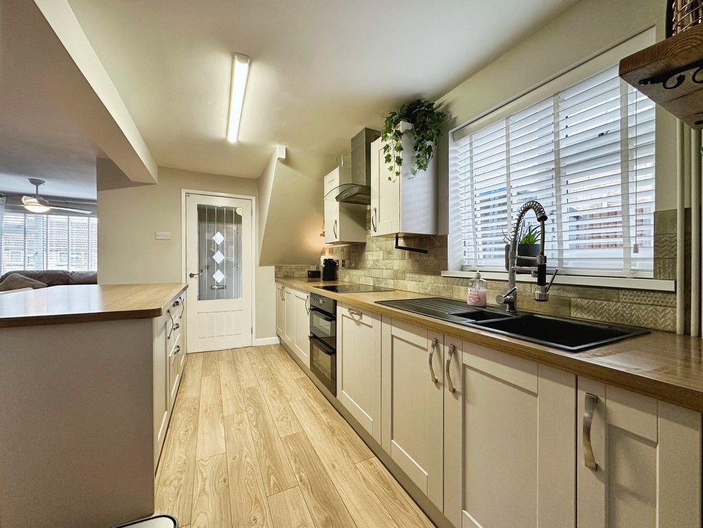 3 bed semi-detached house for sale in Orchard Lane, Pengam - Property Image 8