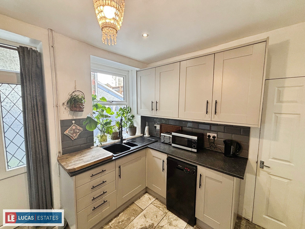2 bed terraced house for sale in Brynavon Terrace, Hengoed  - Property Image 9